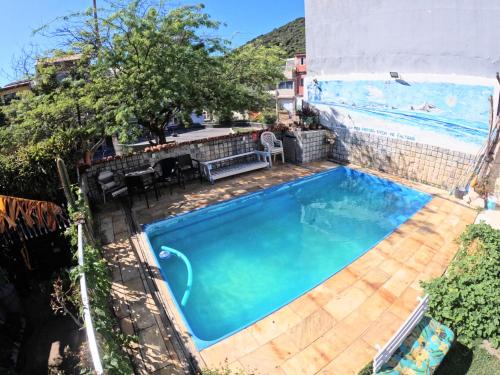 an overhead view of a swimming pool in a backyard at Hostel Paraíso in Arraial do Cabo