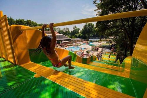 Fotografie z fotogalerie ubytování Camping de pallegarste chalet 119 v destinaci Mariënberg