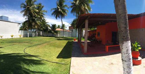 un cortile con una casa con un tubo di Casa de praia a Maceió
