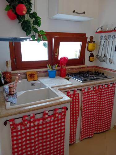 una cucina con lavandino e piano cottura di Margy House a Morciano di Leuca