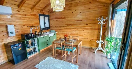 een keuken met een tafel en stoelen in een huisje bij Sapanca Yura Bungalov in Sapanca