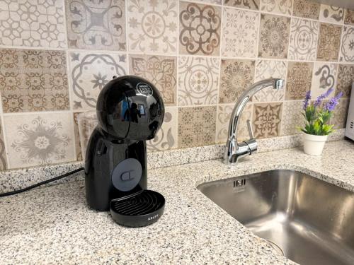 una licuadora sentada en una encimera junto a un fregadero en Laurel del Pilar ComoTuCasa, en Zaragoza