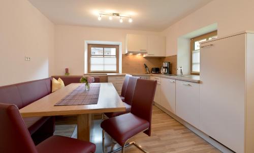 a kitchen and dining room with a table and chairs at Ferienwohnungen Tiroler Haus in Mayrhofen