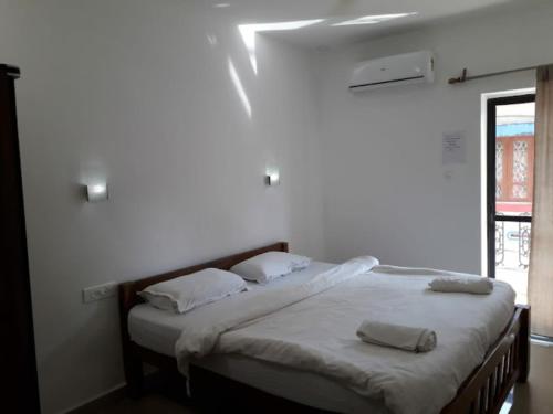 Ένα ή περισσότερα κρεβάτια σε δωμάτιο στο Goroomgo Hotel Happy Home Stay Khajuraho