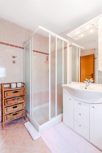 un baño con ducha y lavabo en Apartment Bruna Vučič, en Bovec