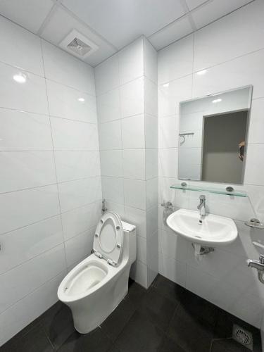 ハノイにあるHanoi Capsule Station Hostelのトイレと洗面台を備えた白いバスルーム