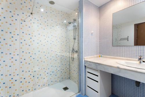 un baño con ducha y lavabo en Apto El Mocan Swimming Pool 2bed, en Palm-mar