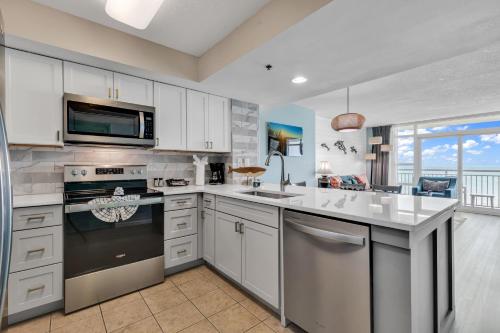 Η κουζίνα ή μικρή κουζίνα στο Cozy 2BR Beachfront Condo