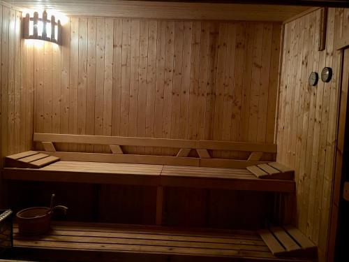 eine Holzsauna mit einer Bank in einem Zimmer in der Unterkunft Pensiunea Lac in Arefu