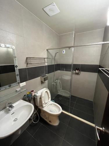 y baño con aseo, lavabo y ducha. en 鹿港蕎禾旅宿, en Lukang