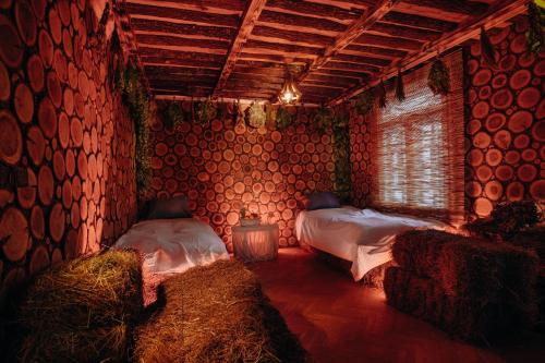 Un pat sau paturi într-o cameră la Knyazheska Banya
