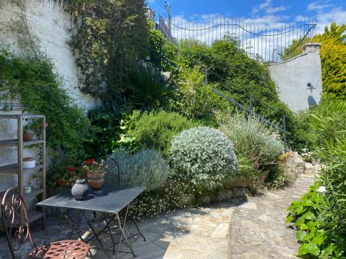 Petite chambre indépendante avec sdb, clim et parking privé