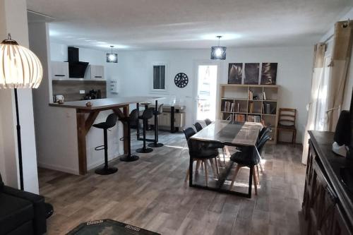 un salon avec une table et des chaises et une cuisine dans l'établissement Maison en Provence, à La Bastidonne