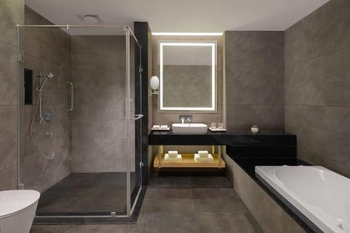 Bathroom sa Katra Marriott Resort & Spa