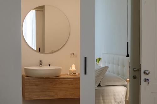 bagno con lavandino e specchio di Blanco B&B - Group a Trani