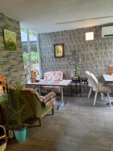 a living room with a table and chairs at Уютный номер с видом на горы in Makhinjauri