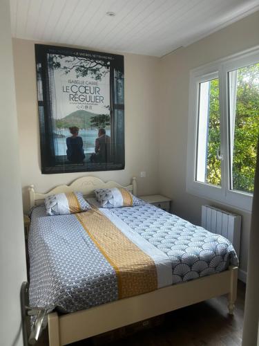 - une chambre avec un lit à baldaquin sur le mur dans l'établissement Les grillons d’Eden, à Saint-Jean-de-Monts