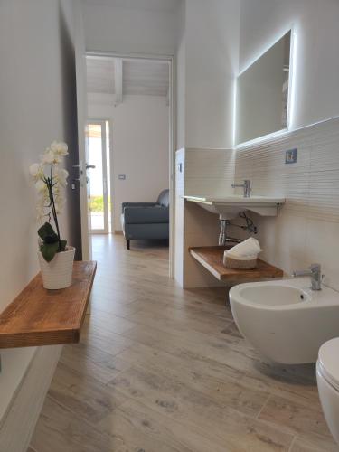 a bathroom with a sink and a toilet in a room at Rena Majore Country Resort in Lampianu