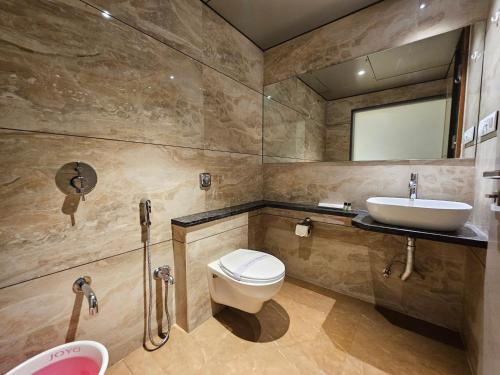 La salle de bains est pourvue de toilettes et d'un lavabo. dans l'établissement Hotel The UBE Residency, à Mumbai