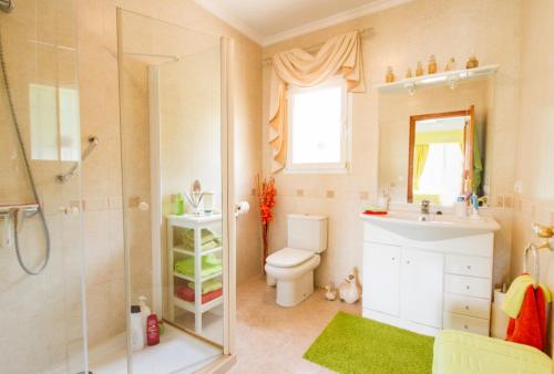 ein Bad mit einem WC, einem Waschbecken und einer Dusche in der Unterkunft Villa El Huerto in Orba