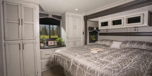 Logan Martin Lake Retreat في Lincoln: غرفة نوم بها سرير مع كتاب عليها