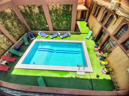 an overhead view of a swimming pool with lawn chairs and sidx sidx sidx at Residence Koutoubienne in Marrakech