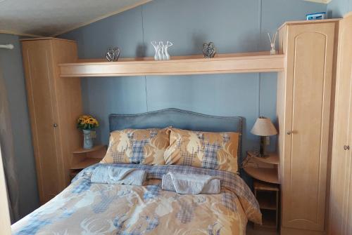 Ліжко або ліжка в номері Wright Choice caravan rental 5 Lunan View St Cyrus Caravan Park