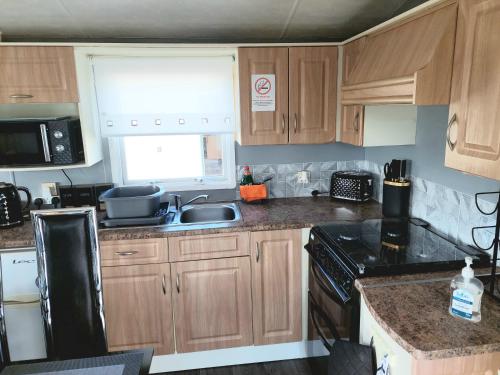 Η κουζίνα ή μικρή κουζίνα στο Wright Choice caravan rental 5 Lunan View St Cyrus Caravan Park