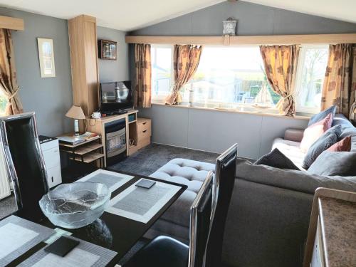 Η κουζίνα ή μικρή κουζίνα στο Wright Choice caravan rental 5 Lunan View St Cyrus Caravan Park