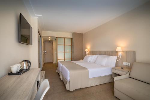Postel nebo postele na pokoji v ubytování Barceló Santiago - Adults Only