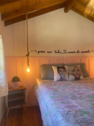a bedroom with a bed with a sign on the wall at Pousada Villa Del Bosque in Monte Verde