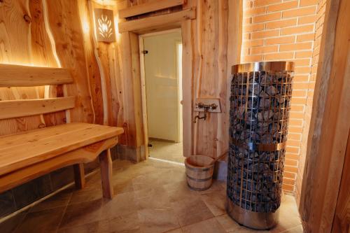 um quarto de madeira com uma mesa de madeira e um barril em Knyazheska Banya em Sófia
