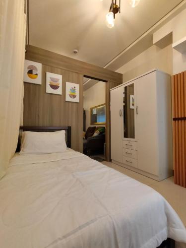 a bedroom with a large white bed in it at Coast Residences by Haven Selah in Manila