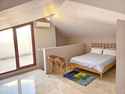 - une chambre avec un lit et une fenêtre dans l'établissement Beautiful penthouse with 3 pools, à Moraira