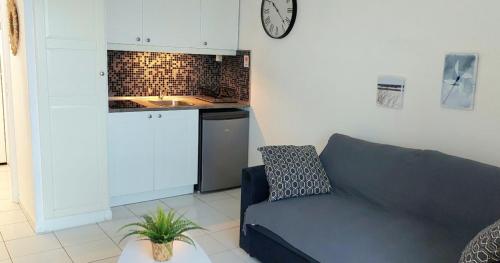 un salon avec un canapé et une cuisine dans l'établissement Nice Studio With Balcony At 7 Min From The Beach, à Bormes-les-Mimosas