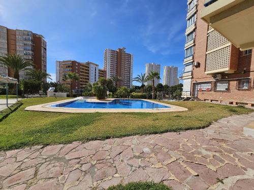 una piscina en una ciudad con edificios altos en Apartamento Torre San Sebastian Bajo, en Benidorm