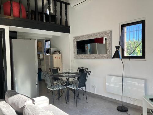 une salle à manger avec une table et des chaises dans l'établissement Magnifique duplex climatisé dans une villa calme, à Peymeinade