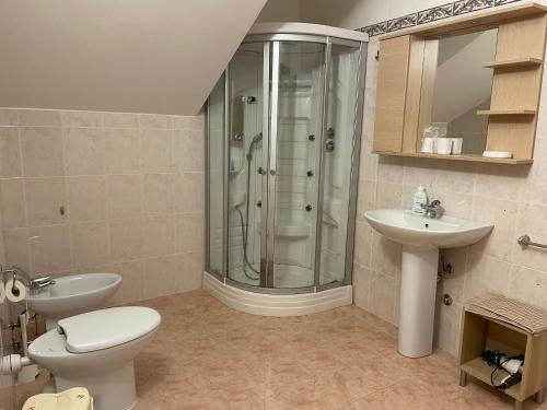y baño con ducha, aseo y lavamanos. en Villa Alba en Fermo
