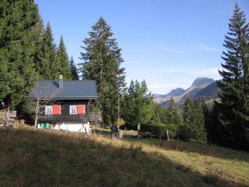 una casa al lado de una colina en Maiensäss WiFi, Last-Minute, Naturnah, Familienfreundlich, sonnig,in den Almweiden,, en Les Paccots