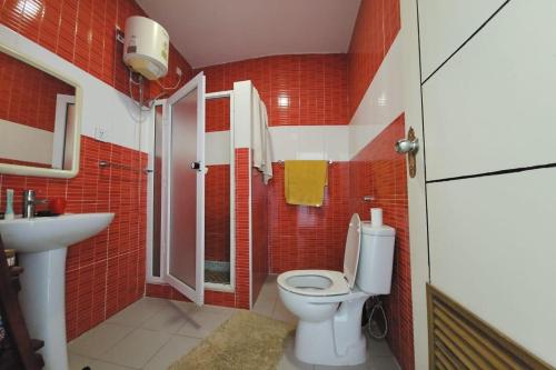 bagno con servizi igienici e lavandino di Country House a Viana