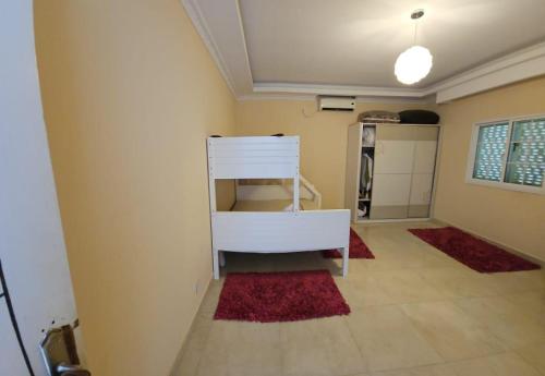 Habitación con cama blanca y alfombra roja. en Country House en Viana