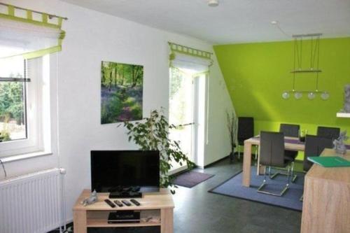 TV a/nebo společenská místnost v ubytování Wohnung in Rehburg mit Terrasse
