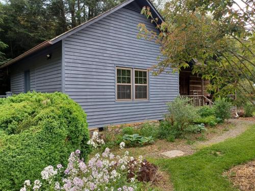 Κήπος έξω από το Restored1850s log cabin, with gazebo and gardens! 1 mile to downtown Weaverville