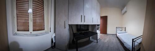 - un salon avec un canapé et une cheminée dans l'établissement MBR-Napoli, à Naples