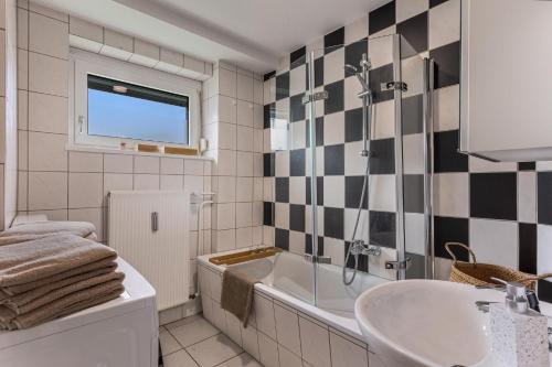 ein Badezimmer mit einem Waschbecken und einer Badewanne in der Unterkunft LAHNTALER 6 Gäste, WLAN, Netflix, Bahnhofsnah in Sterzhausen