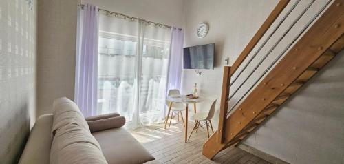 ein Wohnzimmer mit einem Sofa und einem Tisch in der Unterkunft Holiday Home Slavia New S8 Międzyzdroje in Misdroy