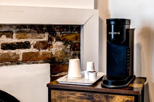 a coffee maker and two candles on a table at Hôtel Automatisé Manoir des Remparts in Quebec City