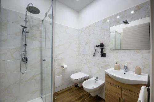 a bathroom with a shower and a toilet and a sink at B&B Miraville in Valva