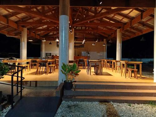 Εστιατόριο ή άλλο μέρος για φαγητό στο Beachfront Mansion and Seascape Villas Calatagan with Outdoor Pool