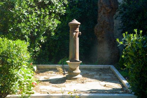 a fountain in the middle of a garden at vento di mare in Bari